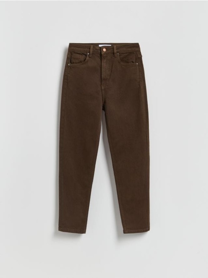 Jeansy mom fit slim - brązowy