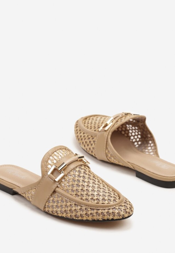 Ciemnobeżowe Klapki Mule z Ażurowej Siateczki Zdobione Elegancką Aplikacją Isvania