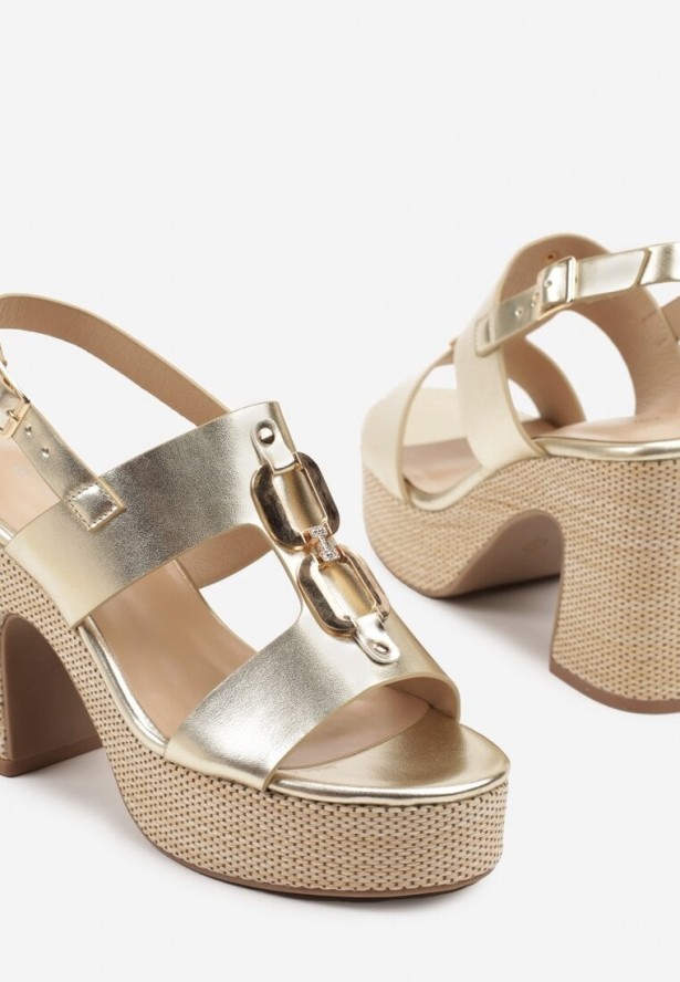 Złote Sandały na Platformie i Obcasie Ozdobione Metaliczną Aplikacją Tosmella