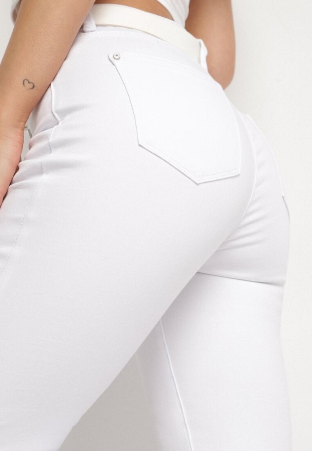 Białe Dopasowane Bawełniane Jeansy z Wysokim Stanem i Dziurami na Kolanach Novanera