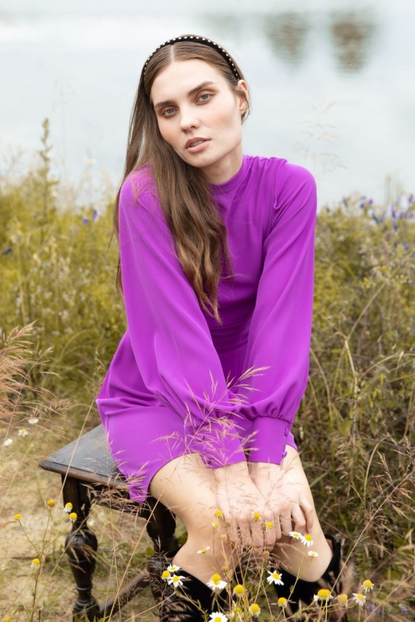 Elegancka sukienka z bufiastymi rękawami pudrowa trapezowa mini