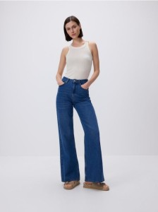 Top z ozdobnym detalem - złamana biel