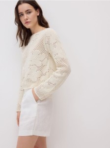Sweter z ażurowym wzorem - kremowy