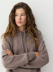 Wełniany sweter z kapturem - brązowy