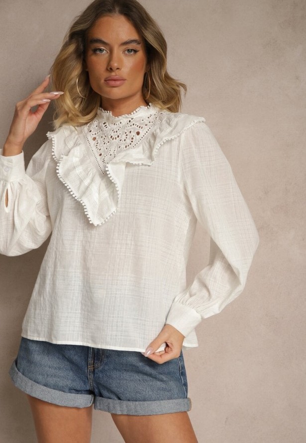 Biała Bluzka z Bawełny Zdobiona Ażurowym Haftem i Falbaną Nevole
