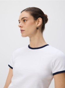 T-shirt z kontrastową lamówką - biały