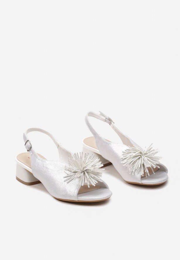 Białe Sandały Vices na Słupku z Ozdobnym Pomponem i Skórzaną Wkładką Agistra