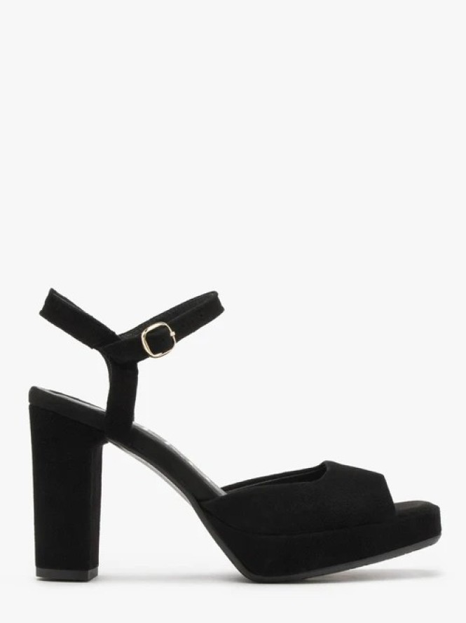 Czarne welurowe sandały na wysokim słupku oraz balu