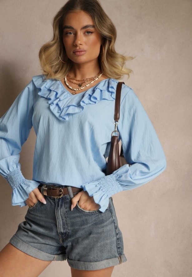 Jasnoniebieska Rustykalna Bluzka z Wiskozą z Dekoltem w Serek i Falbankami Lislimi