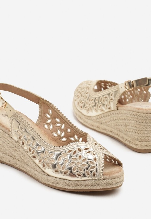 Złote Ażurowe Sandały na Koturnie z Plecionki z Motywem Kwiatowym Nevoriae