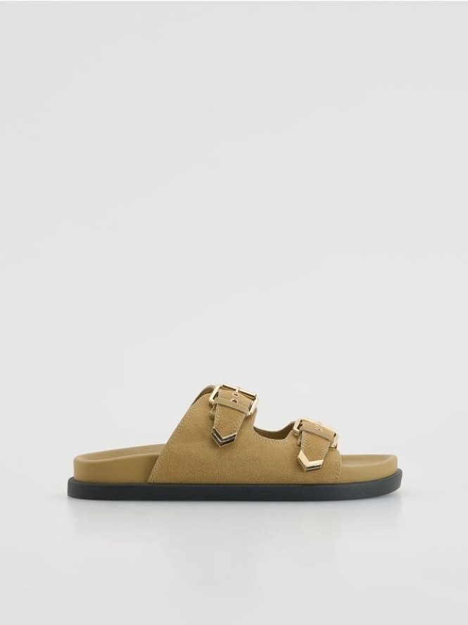 Zamszowe klapki z klamrami - beżowy