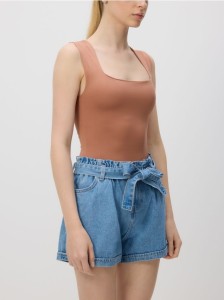 Jeansowe szorty paperbag z paskiem - niebieski