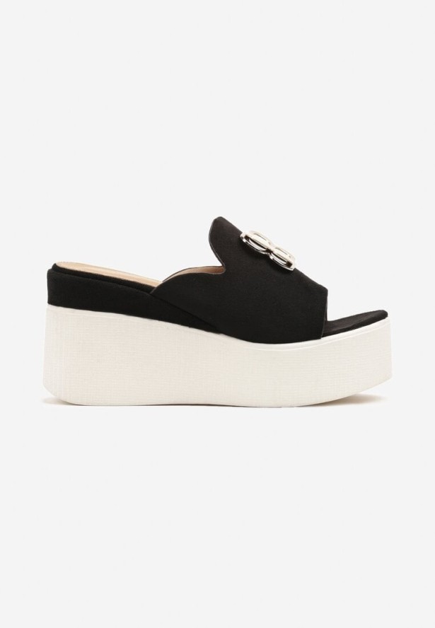 Czarne Klapki na Koturnie z Metaliczną Ozdobą Aralissea