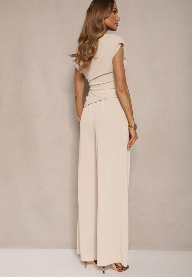 Beżowy Komplet Spodnie o Szerokim Kroju i Asymetryczna Bluzka z Marszczeniem Nitara