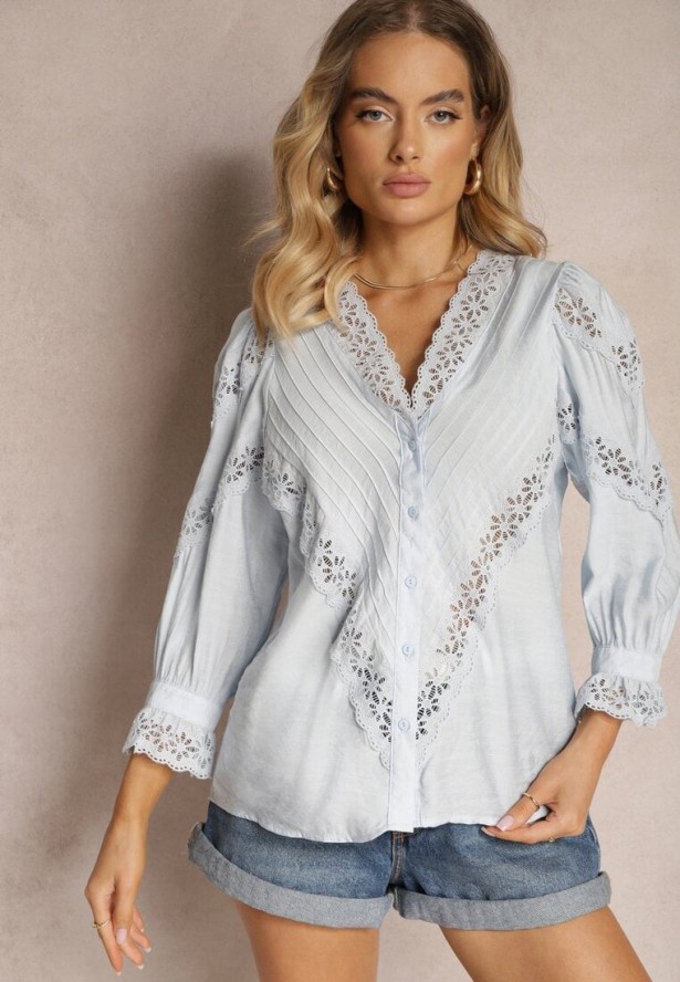 Jasnoniebieska Koszula z Wiskozy z Rękawami 7/8 Ozdobiona Koronką i Falbankami przy Mankietach Waerata