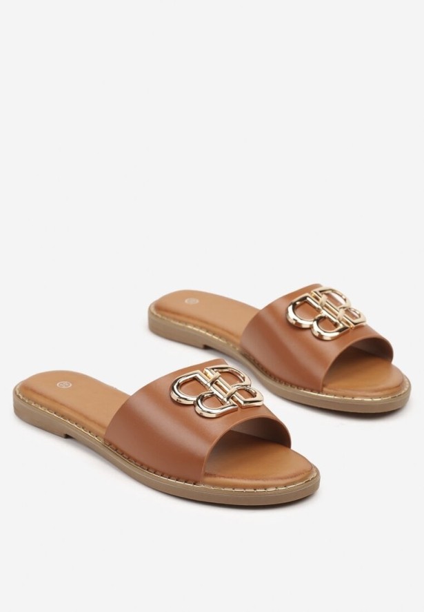 Brązowe Klapki na Płaskiej Podeszwie Zdobione Metaliczną Aplikacją Kinalina