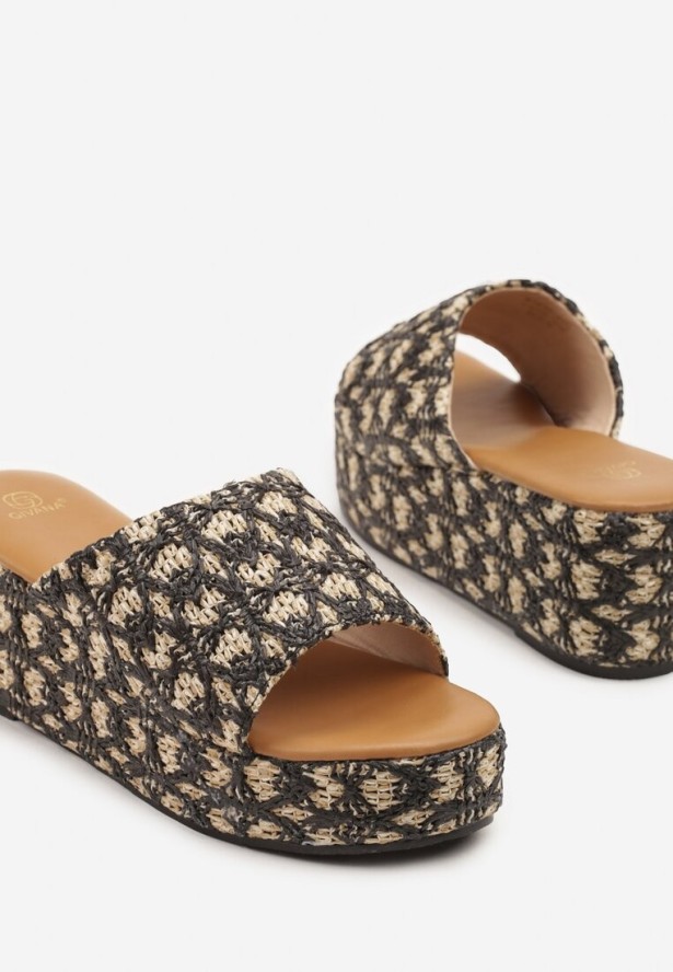 Czarne Klapki na Koturnie z Plecionego Materiału Marolinela