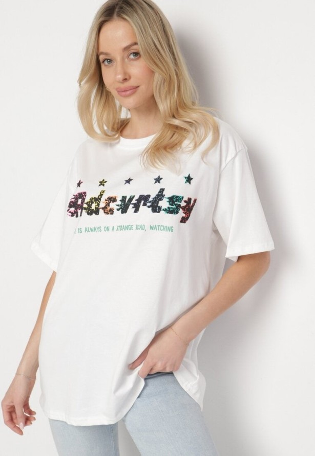 Biały Oversizowy T-shirt z Napisem z Przodu i Gwiazdami na Plecach Ilanlith