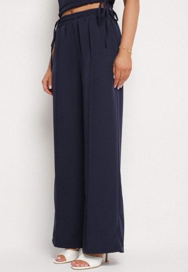 Granatowy Komplet Kopertowa Bluzka z Kwiatową Broszką i Szerokie Spodnie Reavilia