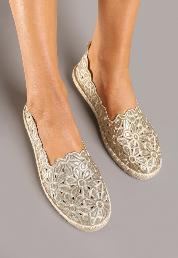 Złote Plecione Espadryle Vices z Kwiatowym Motywem z Ażurowymi Wycięciami Honavia