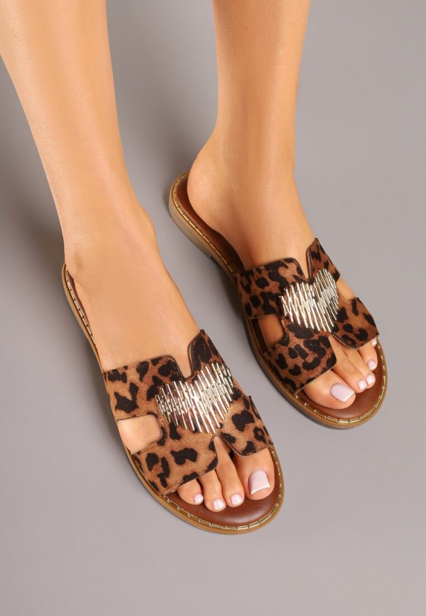 Panterkowe Klapki na Płaskiej Podeszwie z Aplikacją w Kształcie Serca Redesia