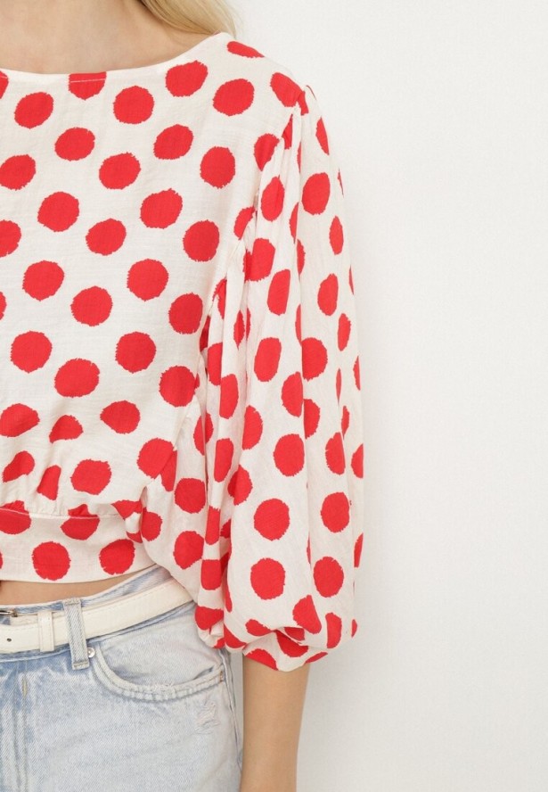 Biało-Czerwona Wiskozowa Bluzka z Rękawami Nietoperz Wiązana na Dole w Kropki Divesse