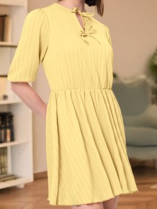 Sukienka mini z zdobnym wiązaniem - żółty