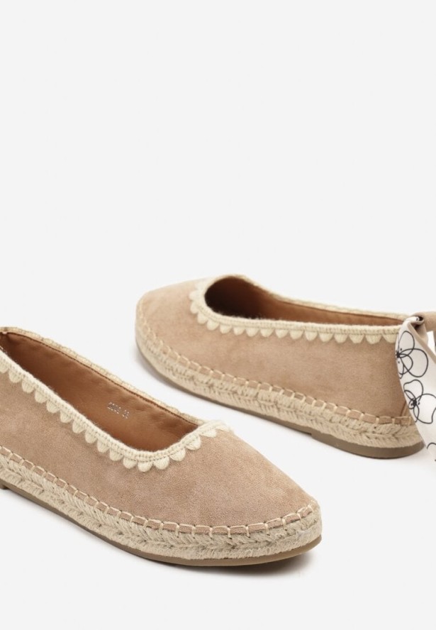 Ciemnobeżowe Espadryle ze Wzorzystym Wiązaniem Przy Kostce Zdobione Plecionką Lortevia