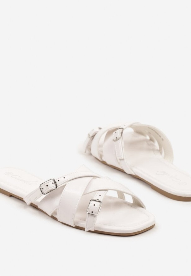 Białe Klapki ze Splecionymi Paskami i Sprzączkami Deonee