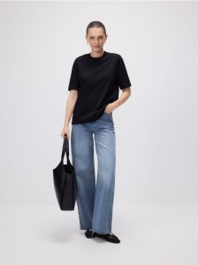 T-shirt z poduszkami na ramionach - czarny
