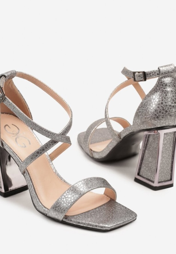 Czarne Sandały na Obcasie z Metalicznym Wzorem Finariella