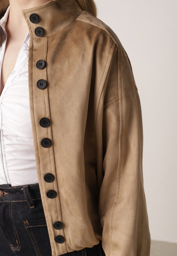 Jasnobrązowa Kurtka w Stylu Bomberki z Ozdobnymi Guzikami Polimi