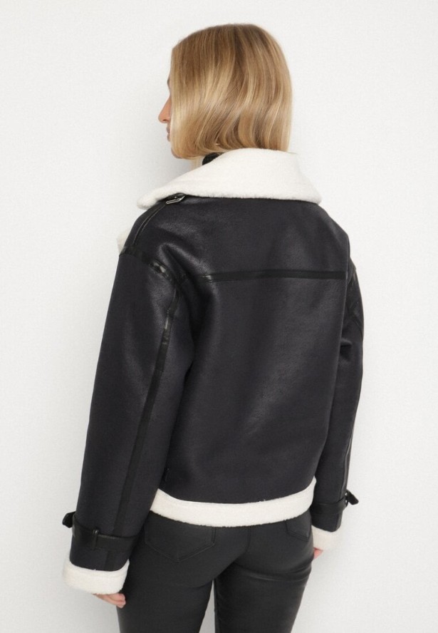 Czarna Kurtka Ramoneska Biker z Futerkiem i Paskami z Klamrami Mandrie