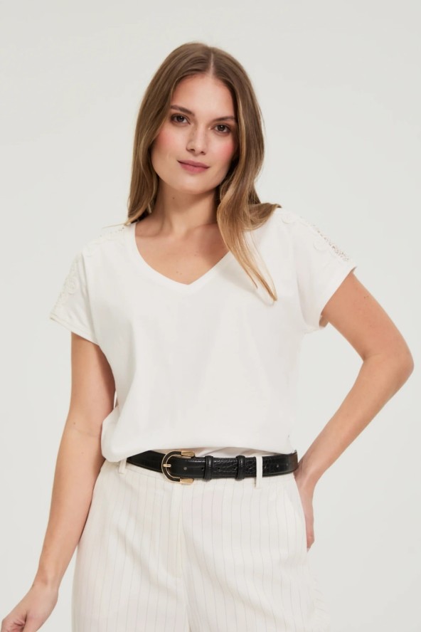 Bluzka z koronką na rękawach biała