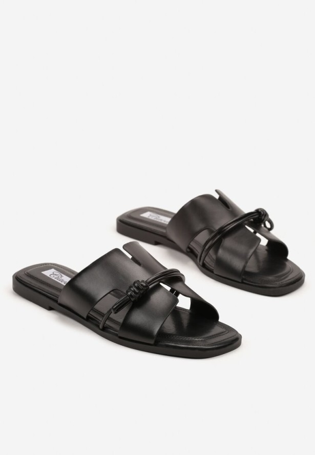 Czarne Klapki z Wycięciami i Wiązaniem Tesuila