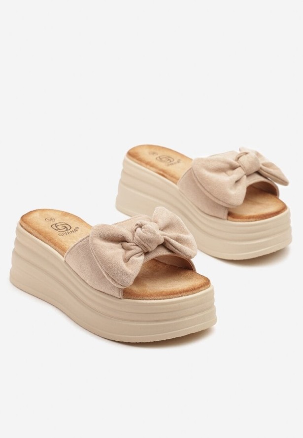 Ciemnobeżowe Klapki na Tłoczonej Platformie z Szeroką Kokardką Ulenora