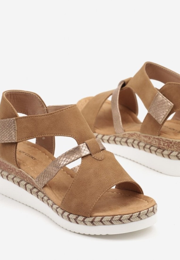 Brązowe Sandały na Koturnie Ozdobione Tłoczonymi Paskami i Plecionką Damirea