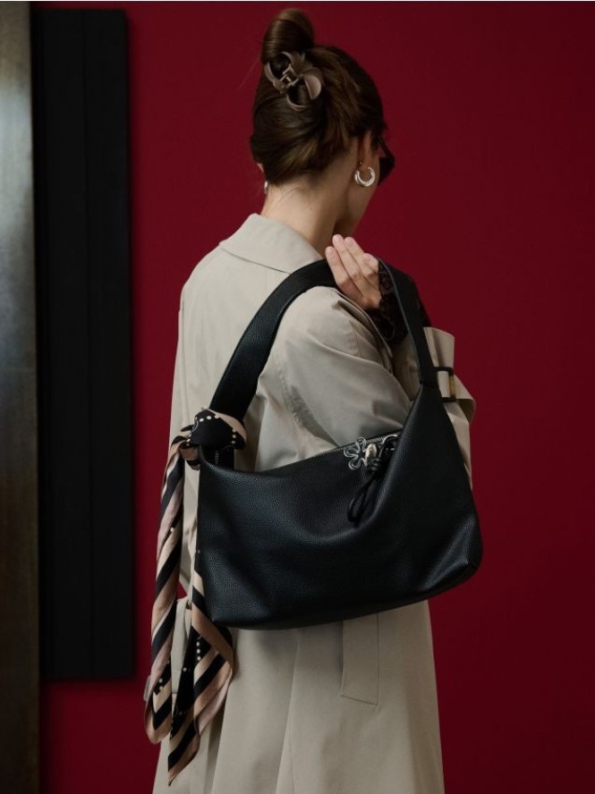 Torebka na ramię z imitacji groszkowej skóry - czarny