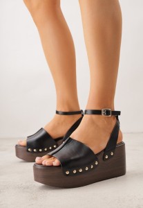 Czarne Sandały na Platformie i Koturnie z Nitami po Bokach Zaehesh