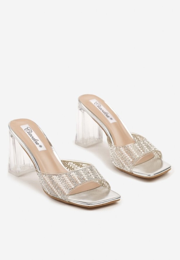 Srebrne Klapki na Transparentnym Słupku Zdobione Perłami Emreina