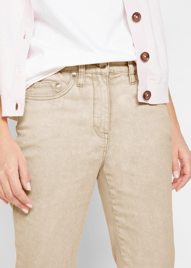 "Spodnie twillowe w krótszej długości, z efektem ""used look"""