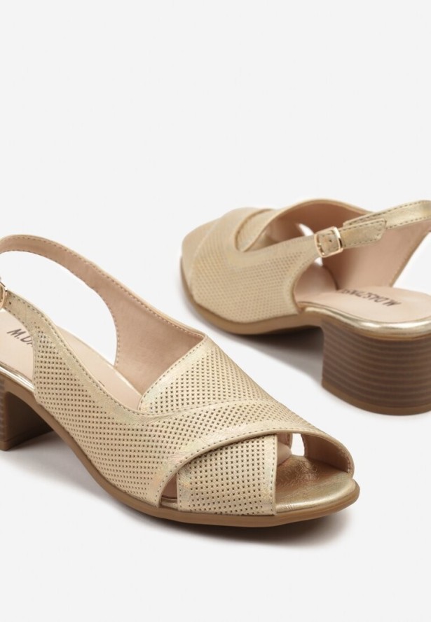 Złote Ażurowe Sandały ze Skórzaną Wkładką Xalsedi