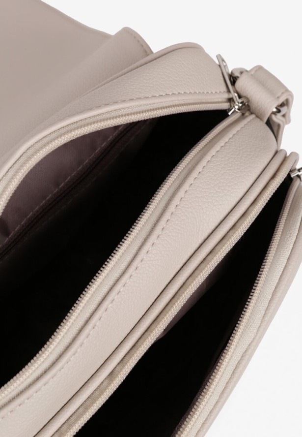 Beżowa Torebka w Stylu Listonoszki Ozdobiona Klapą Helluria