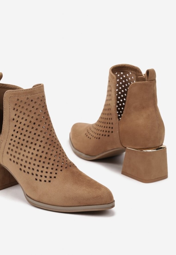 Ciemnobeżowe Botki Vices na Słupku z Metaliczną Wstawką i Ażurowym Zdobieniem Vleferdia