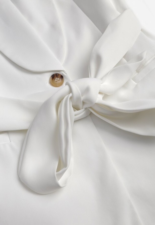 Biała Elegancka Kamizelka Stylizowana na Wiązaną Marynarkę Bez Rękawów Qirama