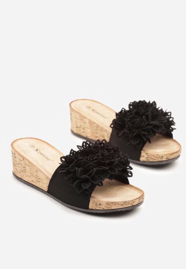 Czarne Klapki na Koturnie Ozdobione Aplikacją 3D Fevandrae