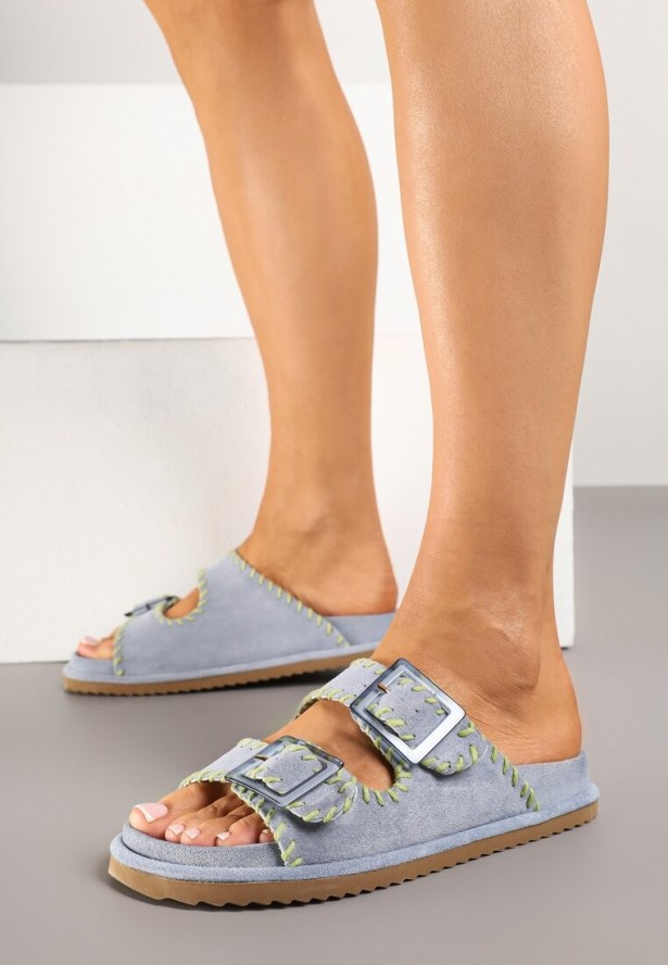 Niebieskie Klapki z Ekozamszu Zdobione Przeszyciami i Klamrami Leannae