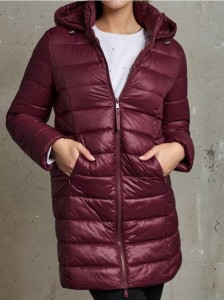 Pikowany płaszcz z kapturem - bordowy