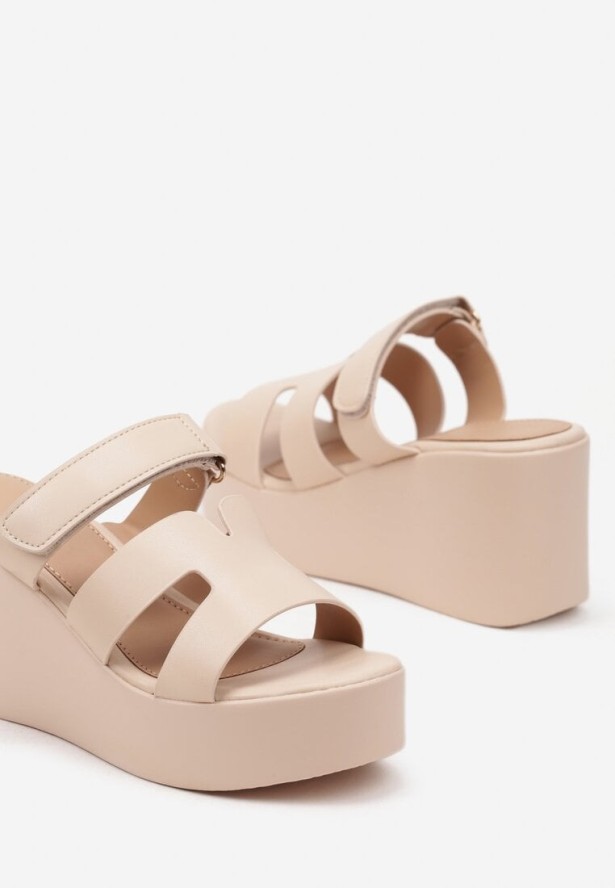 Beżowe Klapki na Koturnie Ozdobione Geometryczną Cholewką Isavira