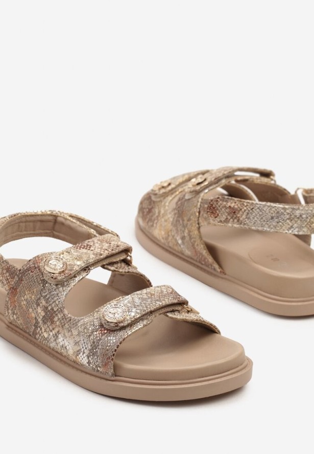Złote Wężowe Sandały Zapinane na Rzep i Zdobione Metalicznymi Aplikacjami Kolowenna